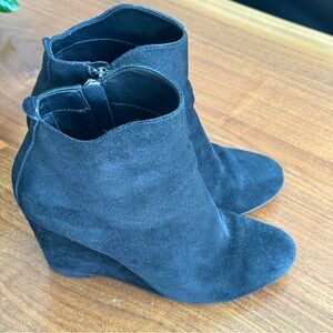 Dolce Vita Black Suede Wedge Ankle Booties. Size Women’s 7.5